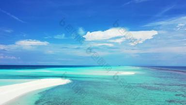 宽角飞旅游拍摄夏天白色天堂沙子海滩蓝色的水背景色彩鲜艳的